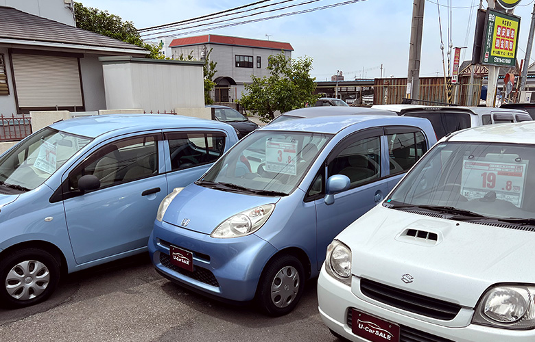 弊社は自動車の販売や買取を行っております。販売価格の【安さ】には自信があります。その理由は、無駄を省きながら最大限経費を削減することで、リーズナブルな価格設定を実現しております。
